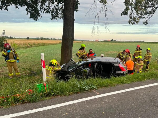 Cztery osoby ranne w wypadku na DK15. Trzy trzeba było uwolnić z wraku