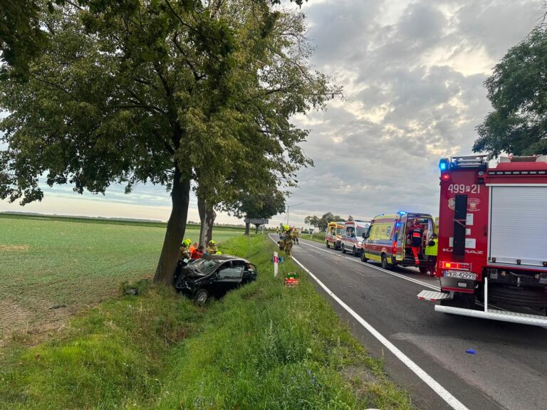 Cztery osoby ranne w wypadku na DK15. Trzy trzeba było uwolnić z wraku