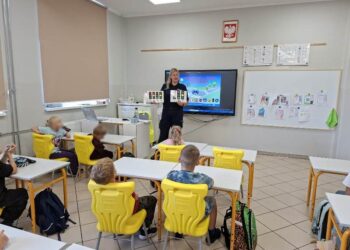 Pierwszoklasiści uczyli się zasad bezpiecznej drogi do szkoły Pierwszoklasiści uczyli się zasad bezpiecznej drogi do szkoły
