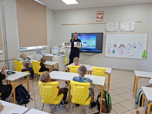 Pierwszoklasiści uczyli się zasad bezpiecznej drogi do szkoły
