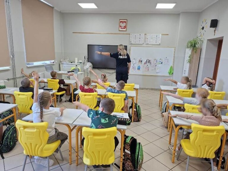 Pierwszoklasiści uczyli się zasad bezpiecznej drogi do szkoły