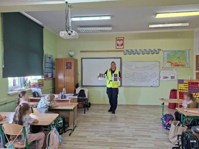 Pierwszoklasiści uczyli się zasad bezpiecznej drogi do szkoły