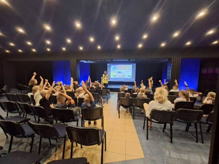 Pierwszoklasiści uczyli się zasad bezpiecznej drogi do szkoły
