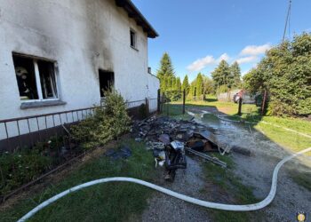 Pożar mieszkania w centrum Zdun. Mieszkańcy opuścili budynek przed przyjazdem służb Pożar mieszkania w centrum Zdun. Mieszkańcy opuścili budynek przed przyjazdem służb
