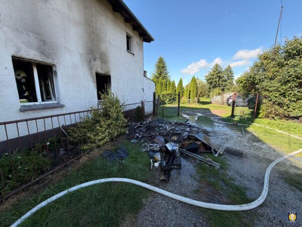 Pożar mieszkania w centrum Zdun. Mieszkańcy opuścili budynek przed przyjazdem służb