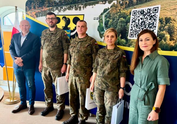 Powiat Milicki rozmawia z wojskiem o klasach mundurowych