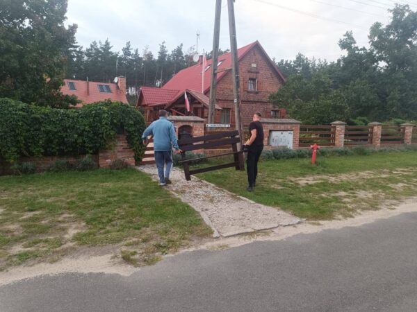 Ławki mają sprzyjać sąsiedzkim spotkaniom. Kolejne trafiły do mieszkańców Kaszowa