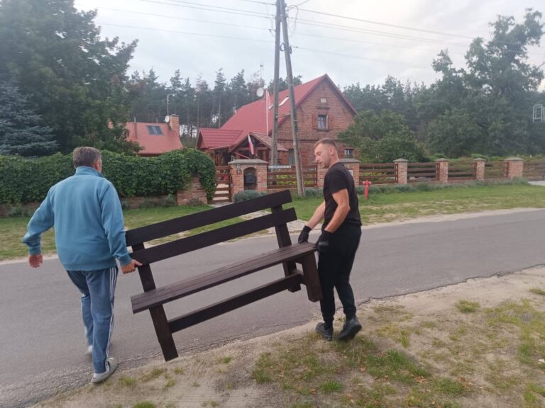 Ławki mają sprzyjać sąsiedzkim spotkaniom. Kolejne trafiły do mieszkańców Kaszowa