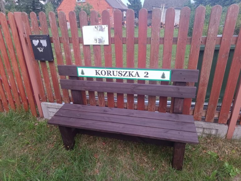 Ławki mają sprzyjać sąsiedzkim spotkaniom. Kolejne trafiły do mieszkańców Kaszowa