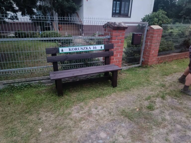 Ławki mają sprzyjać sąsiedzkim spotkaniom. Kolejne trafiły do mieszkańców Kaszowa