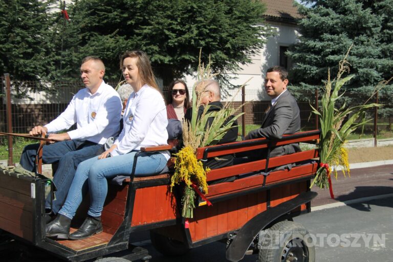 Święto plonów w gminie Zduny. Barwny korowód, tradycyjne obrzędy i muzyczna zabawa w Perzycach