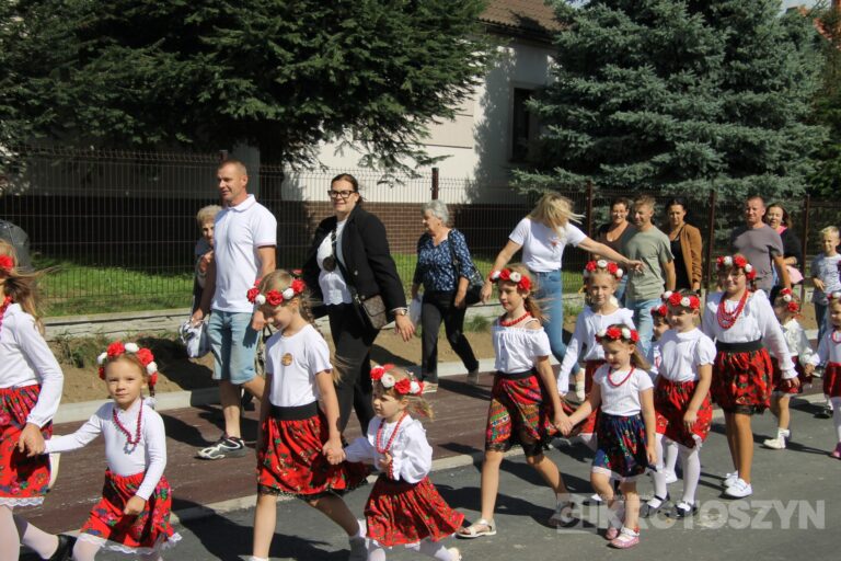 Święto plonów w gminie Zduny. Barwny korowód, tradycyjne obrzędy i muzyczna zabawa w Perzycach
