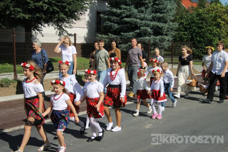 Święto plonów w gminie Zduny. Barwny korowód, tradycyjne obrzędy i muzyczna zabawa w Perzycach