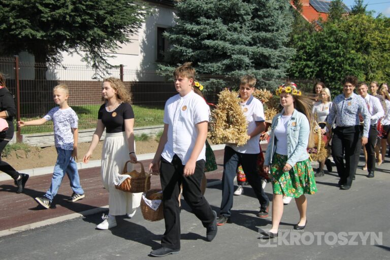 Święto plonów w gminie Zduny. Barwny korowód, tradycyjne obrzędy i muzyczna zabawa w Perzycach