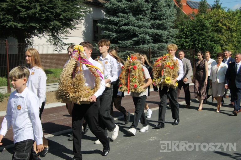 Święto plonów w gminie Zduny. Barwny korowód, tradycyjne obrzędy i muzyczna zabawa w Perzycach