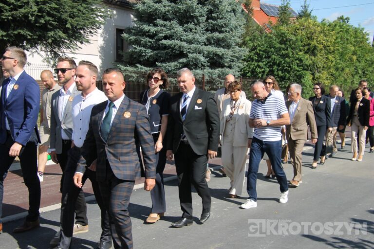 Święto plonów w gminie Zduny. Barwny korowód, tradycyjne obrzędy i muzyczna zabawa w Perzycach