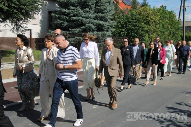 Święto plonów w gminie Zduny. Barwny korowód, tradycyjne obrzędy i muzyczna zabawa w Perzycach