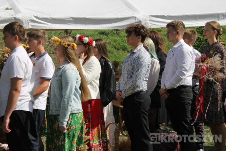 Święto plonów w gminie Zduny. Barwny korowód, tradycyjne obrzędy i muzyczna zabawa w Perzycach