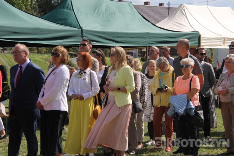 Święto plonów w gminie Zduny. Barwny korowód, tradycyjne obrzędy i muzyczna zabawa w Perzycach