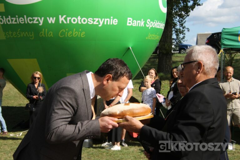 Święto plonów w gminie Zduny. Barwny korowód, tradycyjne obrzędy i muzyczna zabawa w Perzycach