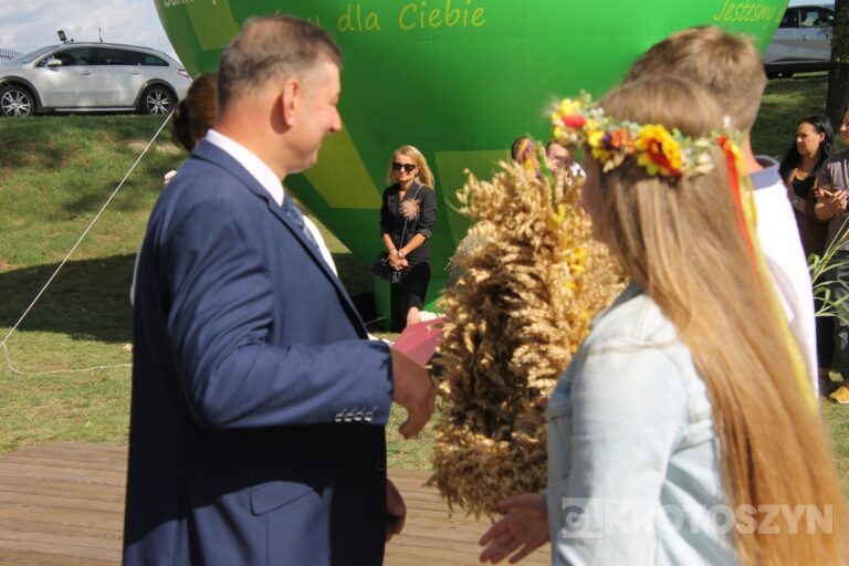 Święto plonów w gminie Zduny. Barwny korowód, tradycyjne obrzędy i muzyczna zabawa w Perzycach
