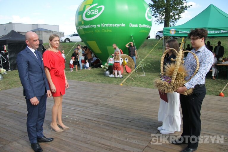 Święto plonów w gminie Zduny. Barwny korowód, tradycyjne obrzędy i muzyczna zabawa w Perzycach