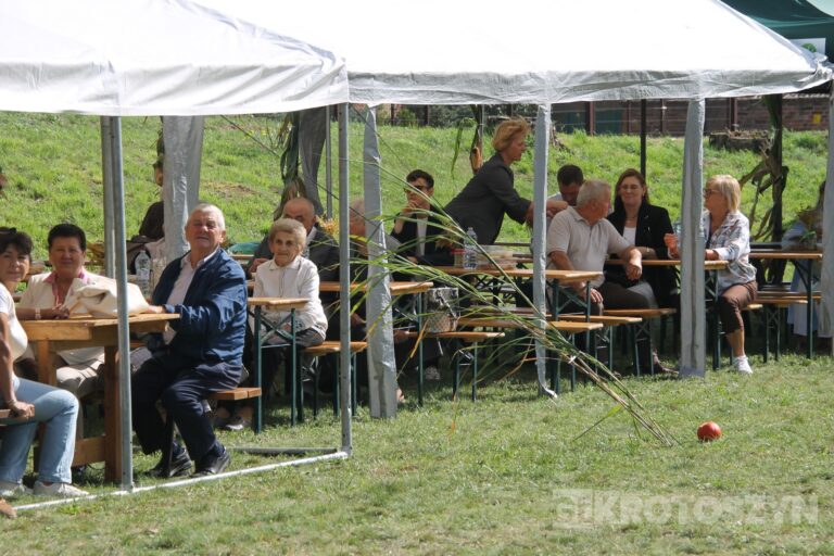 Święto plonów w gminie Zduny. Barwny korowód, tradycyjne obrzędy i muzyczna zabawa w Perzycach