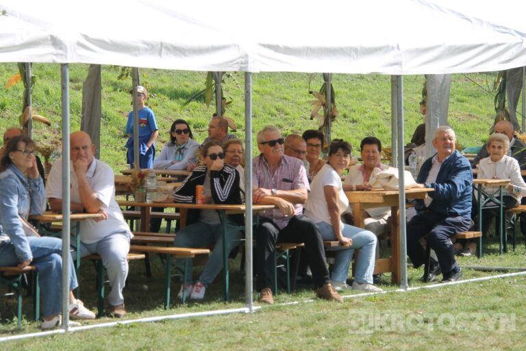 Święto plonów w gminie Zduny. Barwny korowód, tradycyjne obrzędy i muzyczna zabawa w Perzycach