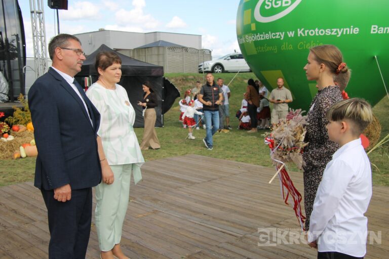 Święto plonów w gminie Zduny. Barwny korowód, tradycyjne obrzędy i muzyczna zabawa w Perzycach