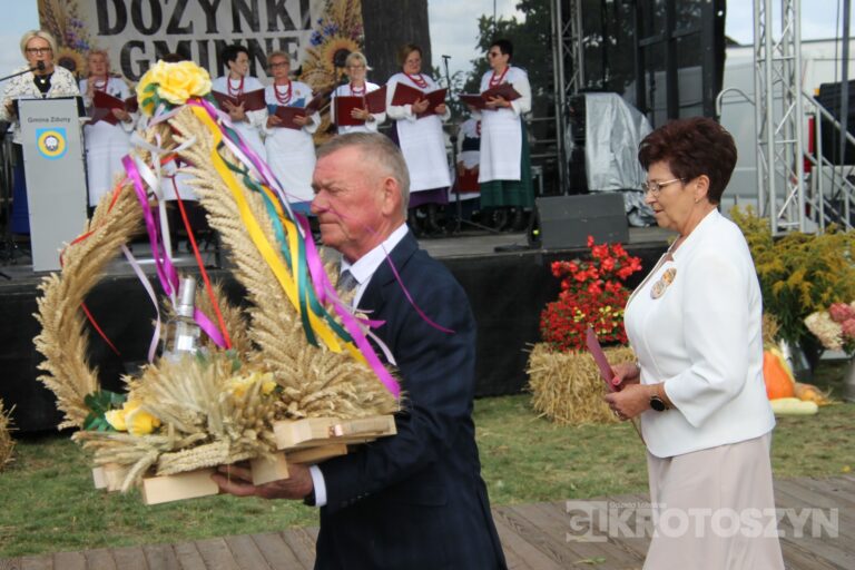 Święto plonów w gminie Zduny. Barwny korowód, tradycyjne obrzędy i muzyczna zabawa w Perzycach