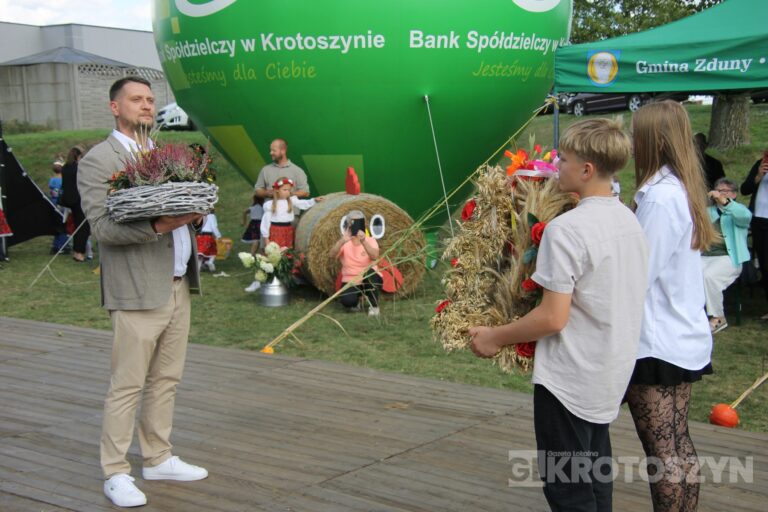Święto plonów w gminie Zduny. Barwny korowód, tradycyjne obrzędy i muzyczna zabawa w Perzycach
