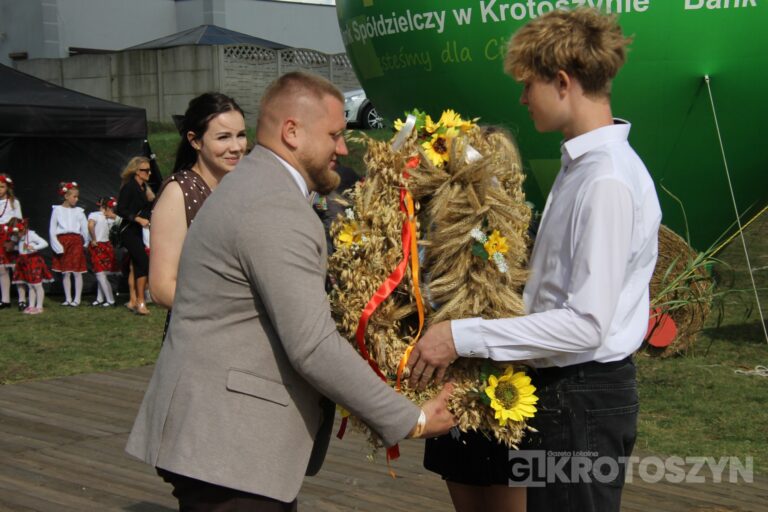 Święto plonów w gminie Zduny. Barwny korowód, tradycyjne obrzędy i muzyczna zabawa w Perzycach